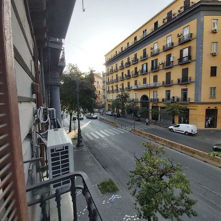 Dormire A Napoli Centro Holiday House Casa Vacanza Bagian luar foto