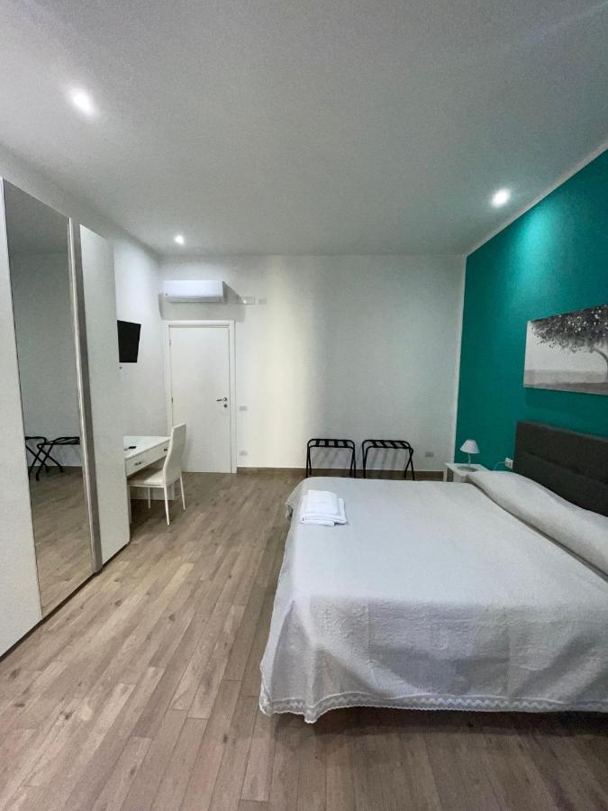 Dormire A Napoli Centro Holiday House Casa Vacanza Bagian luar foto