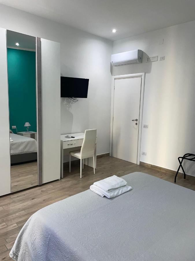 Dormire A Napoli Centro Holiday House Casa Vacanza Bagian luar foto