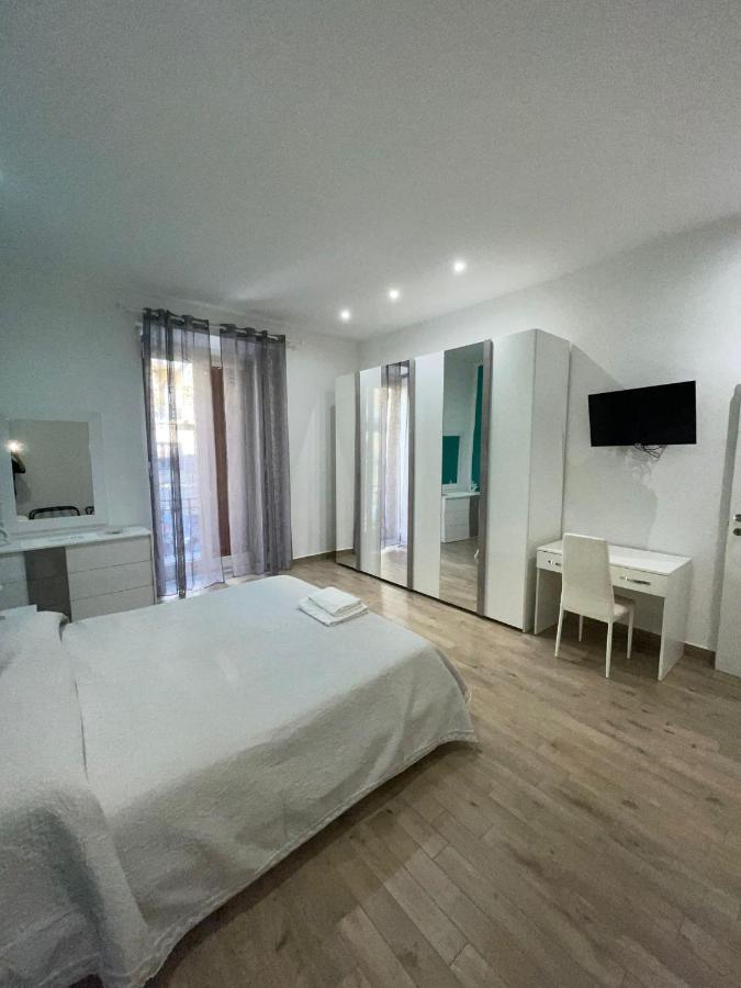 Dormire A Napoli Centro Holiday House Casa Vacanza Bagian luar foto