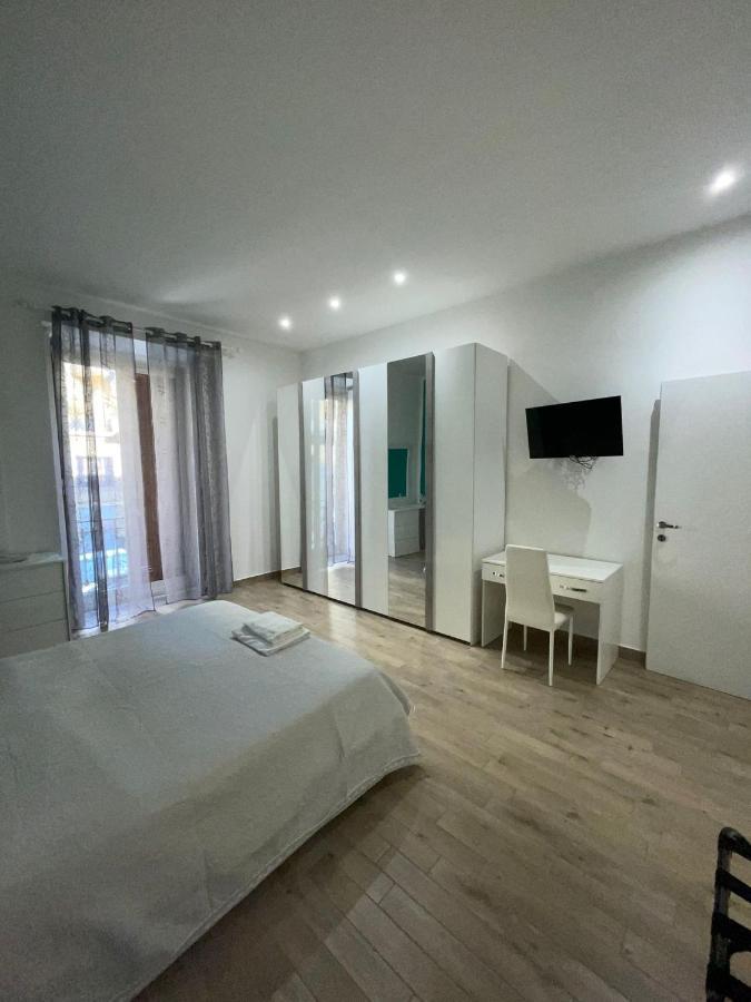 Dormire A Napoli Centro Holiday House Casa Vacanza Bagian luar foto