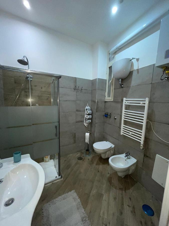Dormire A Napoli Centro Holiday House Casa Vacanza Bagian luar foto