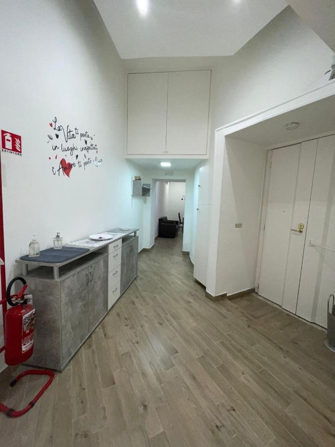 Dormire A Napoli Centro Holiday House Casa Vacanza Bagian luar foto