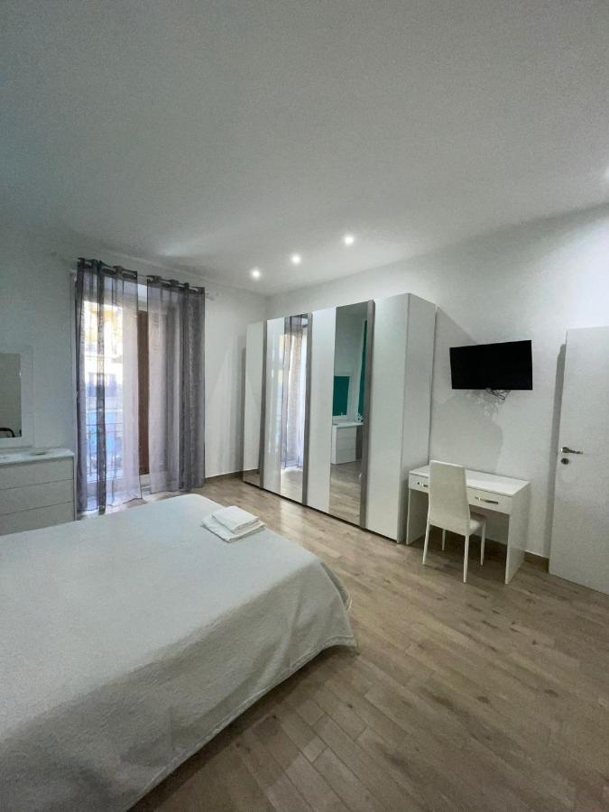 Dormire A Napoli Centro Holiday House Casa Vacanza Bagian luar foto