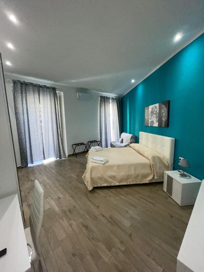 Dormire A Napoli Centro Holiday House Casa Vacanza Bagian luar foto