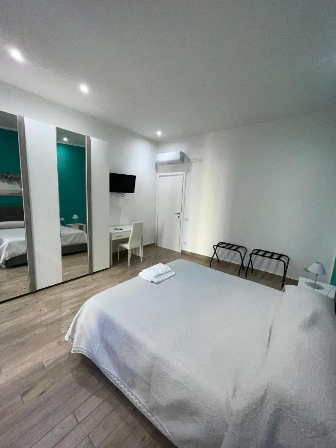 Dormire A Napoli Centro Holiday House Casa Vacanza Bagian luar foto