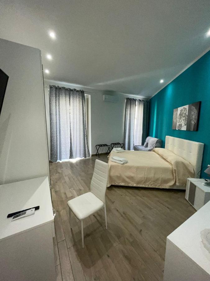 Dormire A Napoli Centro Holiday House Casa Vacanza Bagian luar foto