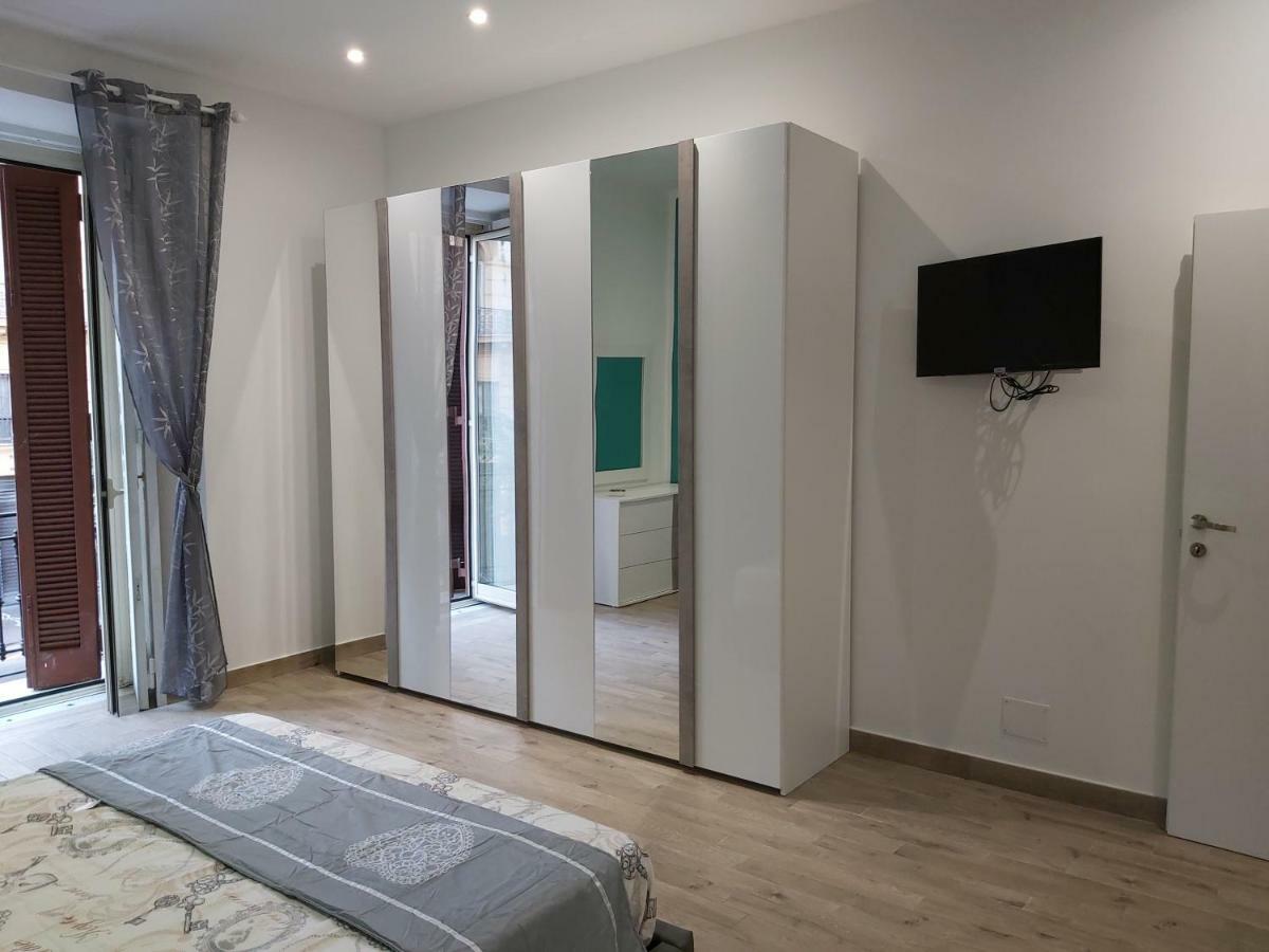 Dormire A Napoli Centro Holiday House Casa Vacanza Bagian luar foto