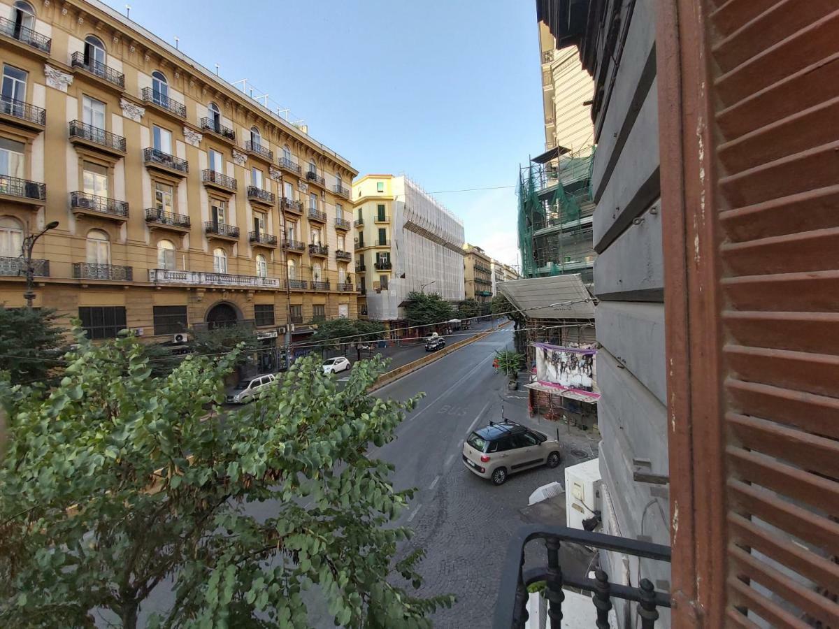 Dormire A Napoli Centro Holiday House Casa Vacanza Bagian luar foto