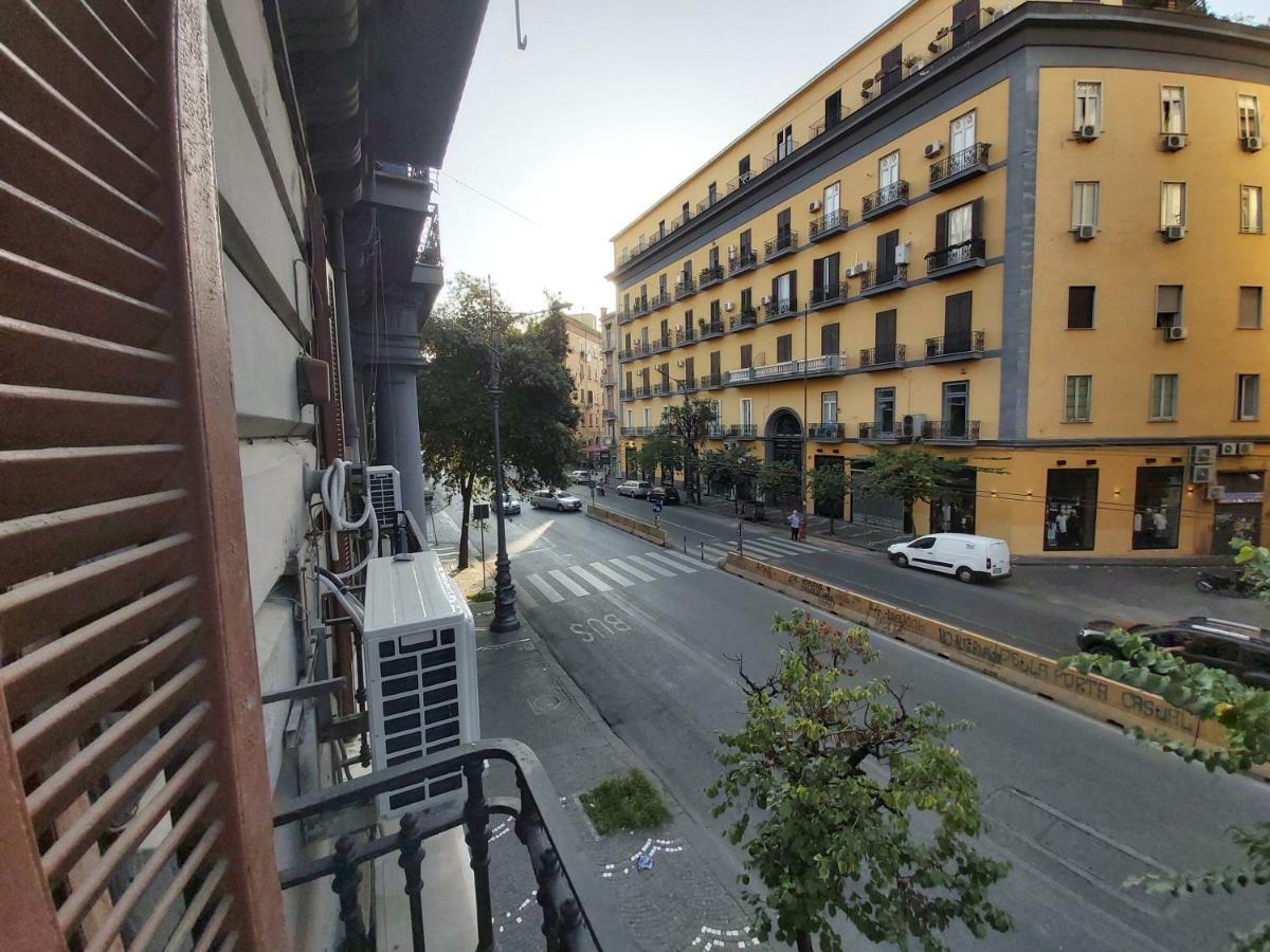 Dormire A Napoli Centro Holiday House Casa Vacanza Bagian luar foto