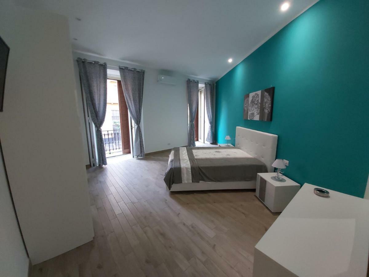 Dormire A Napoli Centro Holiday House Casa Vacanza Bagian luar foto
