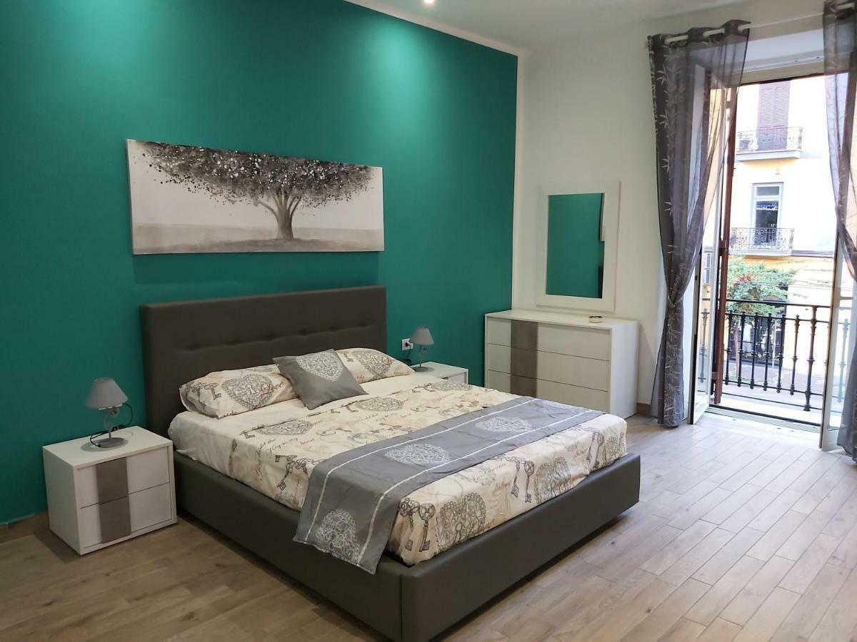 Dormire A Napoli Centro Holiday House Casa Vacanza Bagian luar foto